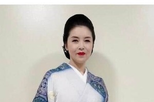 藤あや子、ベージュのドレスで色気ダダ漏れ　変わらぬ美しさにため息...「綺麗過ぎ」「お若い、そして美しい」