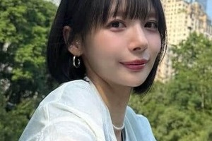「役満ボディー」岡田紗佳、花柄ミニスカの衣装ショット　「とてもお綺麗」「かわいい！」大絶賛の嵐