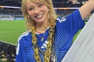 「美人すぎるサポーター」で話題のSHONO、ヘソ出し＆黒ミニスカで神スタイル　米ディズニー満喫ショット