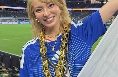 「美人すぎるサポーター」で話題のSHONO、ヘソ出し＆黒ミニスカで神スタイル　米ディズニー満喫ショット