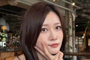 生見愛瑠、肩出しワンショルのコーデ＆まとめ髪にして「激カワ」ドキっ　「かわいすぎます！」「かわい～い！」