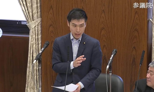 日本国旗損壊罪法案について質問する共産党の山添拓参院議員（写真は参院インターネット中継から）