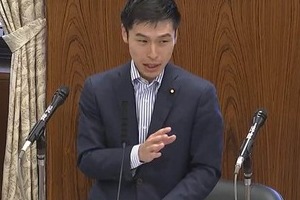 「日本国旗はどう扱ってもいい」高市首相発言は誤りでは　共産・山添氏が「国旗損壊罪」の議論で追及した相手