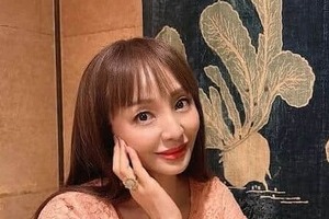 神田うの、深めスリット入り真っ赤なロングドレス×ハイヒールで色気ダダ漏れ　片足を曲げてポージング