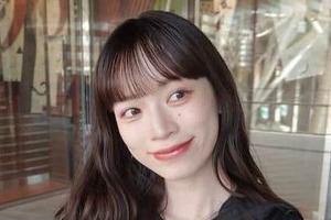 サッカー日本代表・上田綺世の美人妻・由布菜月、水色ワンピ姿で「可愛すぎ」　スタバのドリンクを手に