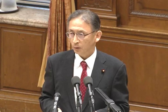 皇室典範改正案について質問する共産党の塩川鉄也衆院議員（写真は衆院インターネット中継から）