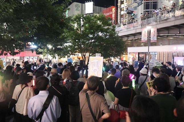 新宿駅東南口でのデモの様子