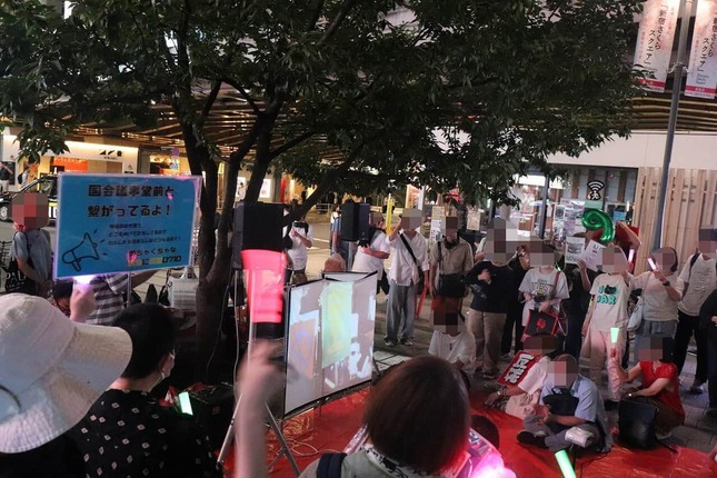 新宿駅東南口でのデモの様子