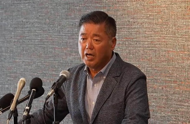 沖縄県知事選への出馬を表明する下地幹郎氏（写真は下地氏の配信動画より）