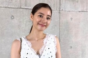 新木優子、タイのプールで満喫ショット　「めっちゃ可愛すぎ」「涼しげな表情もいいなぁ」「マーメイドやん」