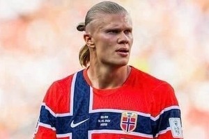サッカー・ハーランドの美女モデル恋人、超ミニ×ヒールで神スタイル炸裂　足の甲にボールのせてお茶目に