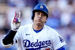オールスター出場辞退...大谷翔平＆ドレス姿の真美子さん、前年のレッドカーペットは手つなぎラブラブ　MLBインスタで紹介