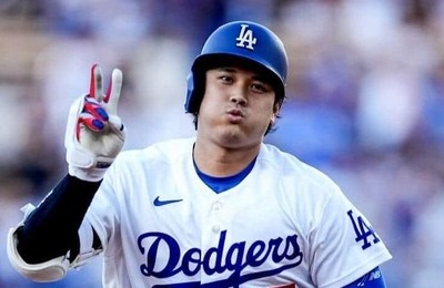 オールスター出場辞退...大谷翔平＆ドレス姿の真美子さん、前年のレッドカーペットは手つなぎラブラブ　MLBインスタで紹介