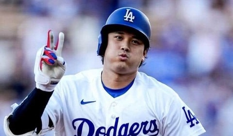 オールスター出場辞退...大谷翔平＆ドレス姿の真美子さん、前年のレッドカーペットは手つなぎラブラブ　MLBインスタで紹介