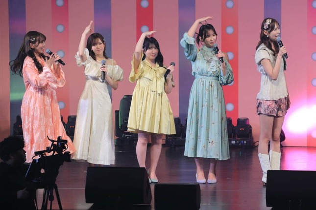 HKT48のコンサートでも「FRUITS ZIPPER」ポーズ