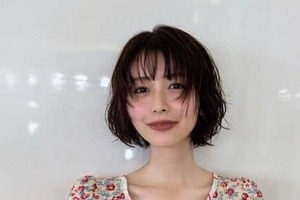 長濱ねる、肩出しノースリニットワンピで...美しい横顔にドキっ　膝をかかえてポージング