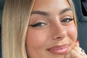 サッカーベルギー代表GKクルトワの美人妻、超ミニ×ベルギー代表ユニ姿で神スタイル炸裂　キスショットも