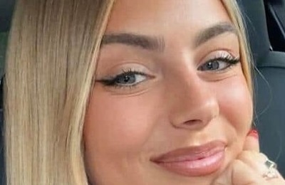 サッカーベルギー代表GKクルトワの美人妻、超ミニ×ベルギー代表ユニ姿で神スタイル炸裂　キスショットも