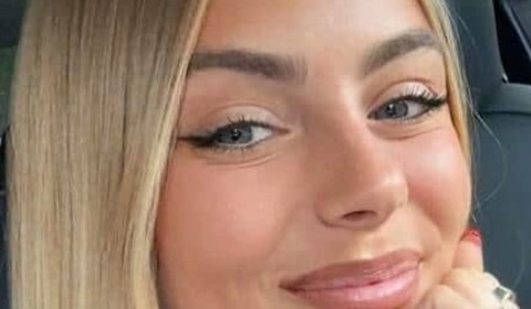 サッカーベルギー代表GKクルトワの美人妻、超ミニ×ベルギー代表ユニ姿で神スタイル炸裂　キスショットも