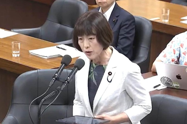 陸自オスプレイの普天間利用について質問する共産党の田村智子委員長（写真は衆院インターネット中継から）
