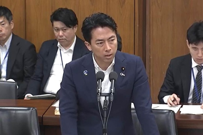 「そんな無責任なことは、現職の防衛大臣として言えません」。厳しい表情で答弁する小泉進次郎防衛相
