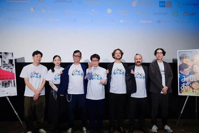 ムラット・チチェックさんが出演していた「みんな、おしゃべり！」は、東京国際映画祭でも上映された。チチェックさんは右から2番目（写真：VCG/アフロ）