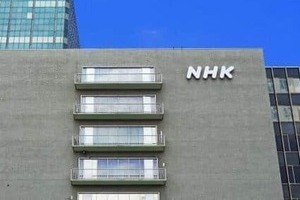 ポケットに手を突っ込んで国会答弁するNHK経営委員長の態度　以前も別の委員長が！注意されて一言