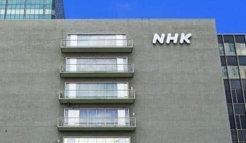 ポケットに手を突っ込んで国会答弁するNHK経営委員長の態度　以前も別の委員長が！注意されて一言