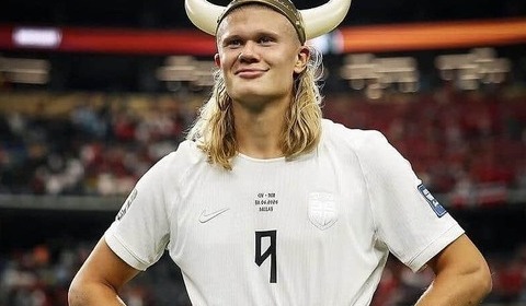 サッカー・ハーランドの美女モデル恋人、ノルウェー代表ユニ柄キャミドレス姿にドキっ　神スタイル炸裂
