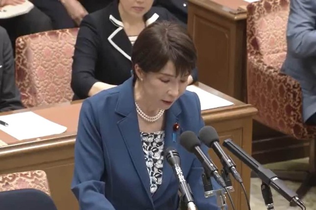 手元に目を落としながら答弁する高市早苗首相（衆院インターネット中継から）
