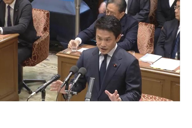 メモに目を落とすも「読んではない」という中道改革連合小川淳也代表
