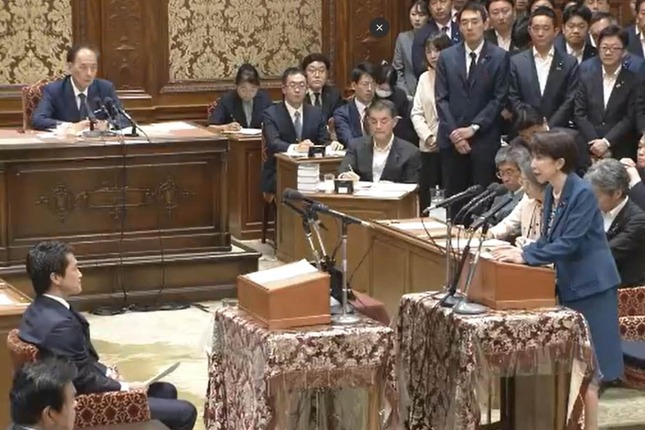 党首討論で議論を交わす高市早苗首相（右）と中道改革連合の小川淳也代表（左）（衆院インターネット中継から）