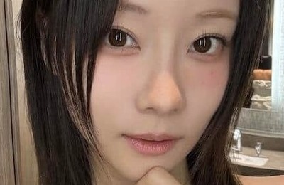 重盛さと美、ヘソ出し白キャミのコーデ＆メガネ姿にドキっ　「最高に可愛い」「メロすぎ」「どんどん若返りますね」
