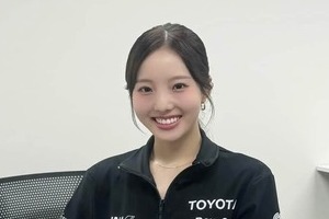 本田真凜、レッグウォーマー＆ウェア姿でリンク上に　宇野昌磨と息ぴったり練習中...「美しくかっこいい」