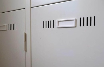 「怖すぎる」ロッカー小窓からの目と合い...　のぞき目的？イオン運営「現在警察に相談中」