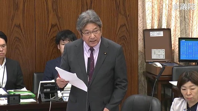 国旗損壊罪法案について質問する立憲民主党の杉尾秀哉参院議員（参院インターネット中継より）
