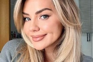 ドジャース・フリーマンの元モデル美人妻、タイトなドレス姿で色気ダダ漏れ　オールスターで幸せ家族ショット