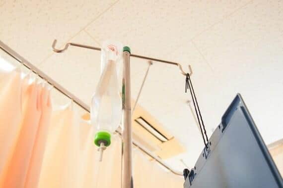 容疑者は点滴への排泄物混入を否定している（画像はイメージ）
