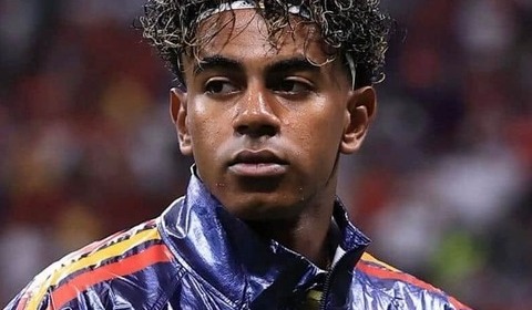 サッカースペイン代表19歳ラミン・ヤマル＆美女恋人、NY街中デートをパシャリ　ラブラブ2ショット