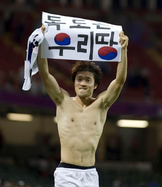 2012年のロンドン五輪サッカー男子3位決定戦。韓国の朴鍾佑選手が掲げた「独島は我が領土」のプラカード（写真：AP/アフロ）