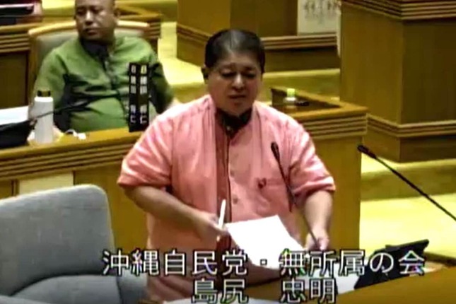 転覆事故は県議会でも議論された。質問する島尻忠明議員（沖縄自民党・無所属の会）。写真は県議会インターネット中継から