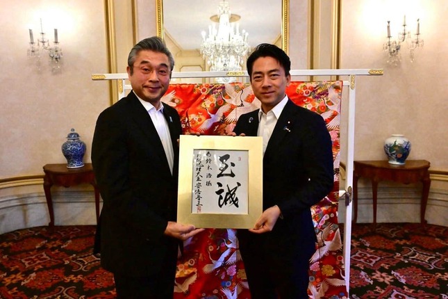 小泉進次郎防衛相のX（@shinjirokoiz）より。左は駐英日本大使の鈴木浩氏