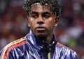 サッカースペイン代表19歳ラミン・ヤマル、トロフィーを手にする美女恋人と2ショット　W杯優勝を噛みしめる