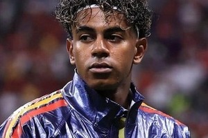 サッカースペイン代表19歳ラミン・ヤマル、トロフィーを手にする美女恋人と2ショット　W杯優勝を噛みしめる