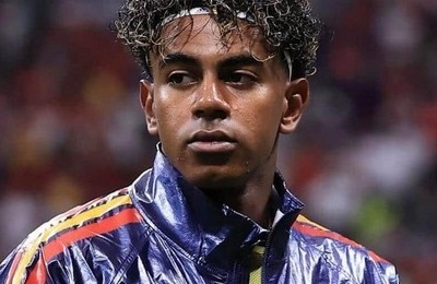 サッカースペイン代表19歳ラミン・ヤマル、トロフィーを手にする美女恋人と2ショット　W杯優勝を噛みしめる