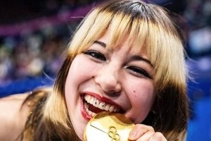 アリサ・リュウ、イブニングドレス姿で色気ダダ漏れ...腰のタトゥーもちらり　氷上と雰囲気変わって
