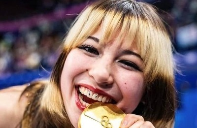 アリサ・リュウ、イブニングドレス姿で色気ダダ漏れ...腰のタトゥーもちらり　氷上と雰囲気変わって