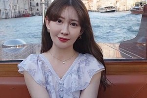 小嶋陽菜、ドキっ...ワンピ姿でベッドに腰かけて　「めっちゃお綺麗」「かわいい」ヴェネチアからローマへ