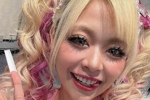 「誰かと思った！！」エルフ荒川、黒髪ロングで激変...キャミ姿で　「清楚もギャルも似合う」「色気増し増し」