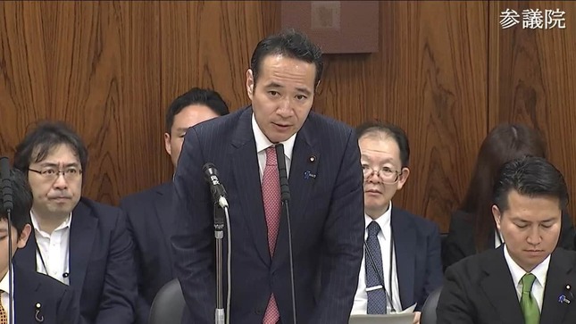 答弁する提案者の簗和生衆院議員（自民）（参院インターネット中継から）
